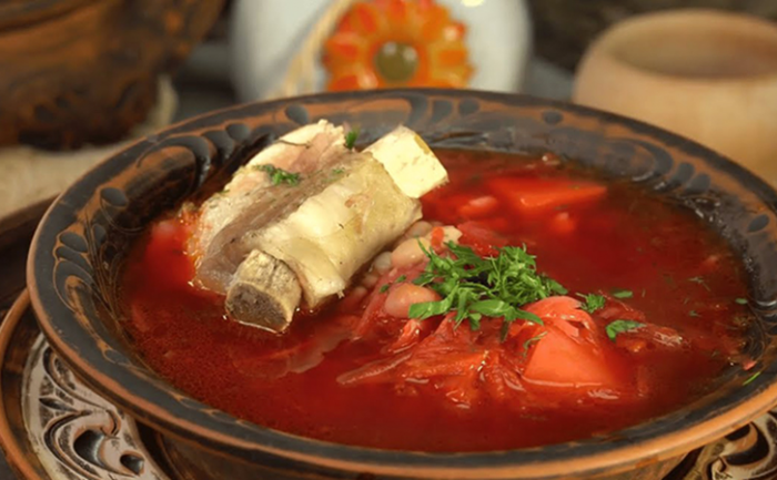 Борщ на свиных ребрышках с дополнительными ингредиентами: самый красный, с крепким бульоном