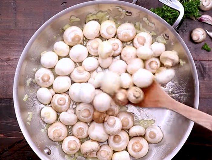 Смешиваем грибы с чесноком: жарим вкусноту на обычной сковороде