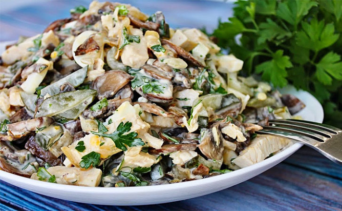 Салат Осенний вальс: невероятное сочетание курицы и грибов