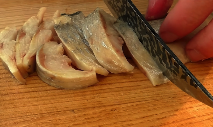 Селедку больше не солим, а маринуем по северному рецепту. Утром уже вкуснее семги