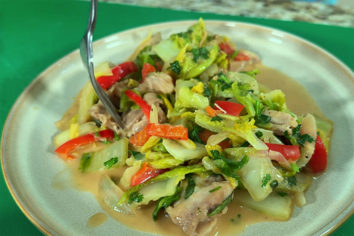 Пекинская капуста по-новому: с сочной курицей и особым соусом получается просто шикарно