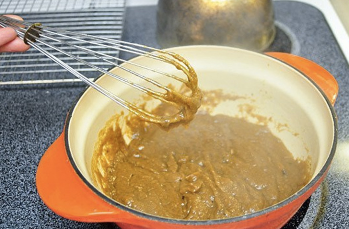 Грязную сковороду после мяса не моем, а за 5 минут делаем из остатков жарки ресторанный мясной соус