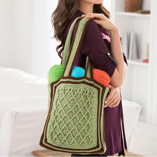 Двухцветная сумка-хобо  крючком. Описание