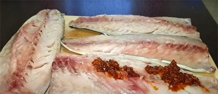 Готовим скумбрию в духовке без костей. Можно подать даже как главное блюдо