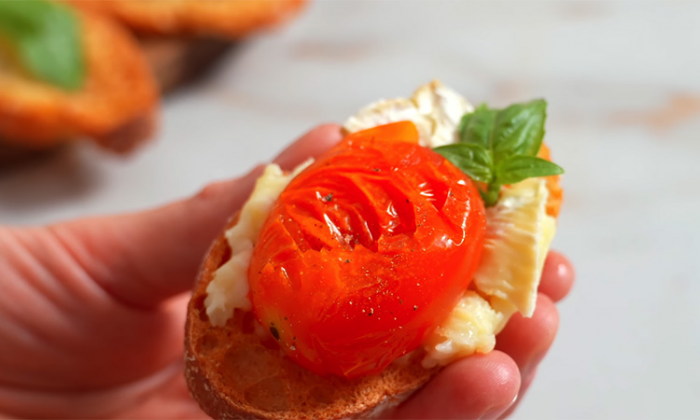 Закуска вкуснее икры на Новый год и Рождество. Запекаем сыр: звучит просто, но гостей поразит