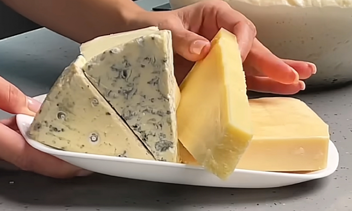 Делаем пиццу в духовке, а получаеится как в дровяной печи. Корочка тонкая и хрустящая