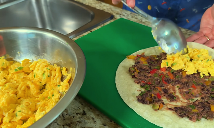 Превратили лаваш в потрясающий мексиканский завтрак: сытно, хватит до вечера