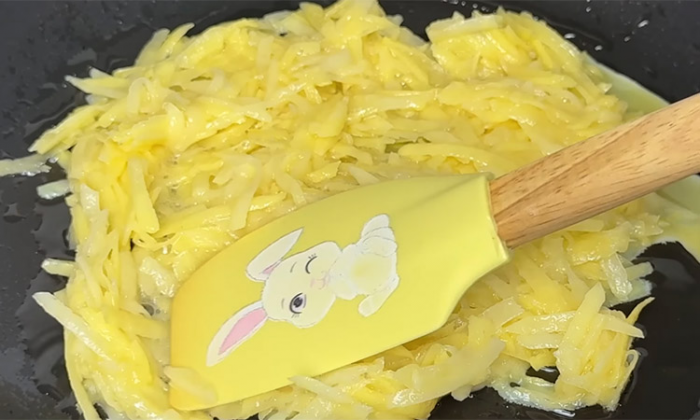 Ленивый завтрак на всю семью: натерли картошку и просто разбиваем в нее яйца