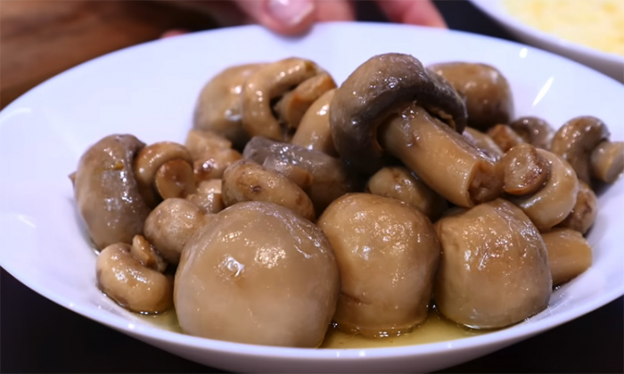 Шикарный салат на Новый год: слоями мясо, грибы, сыр и сладкий перец