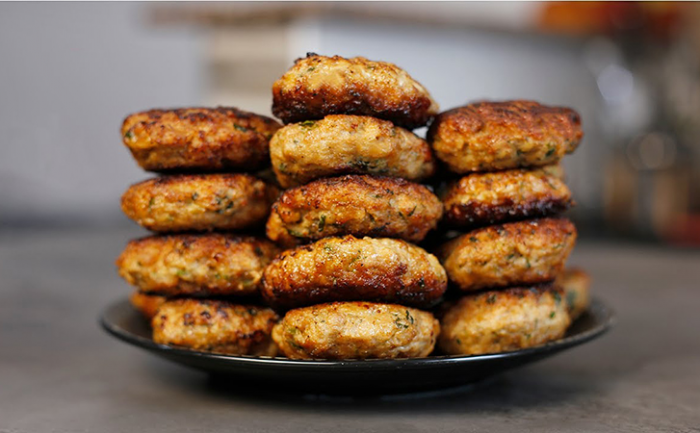 Куриные котлеты теперь сметают со стола как семечки: хитрость в том, что добавили стакан молока