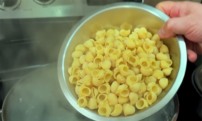 Кремово-нежные макароны на сковороде: ужин-шедевр за 15 минут, когда готовить совсем лень