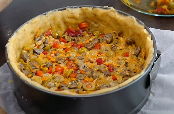 Пирог с куриными сердечками. Его можно подавать и как закуску, и как основное на стол