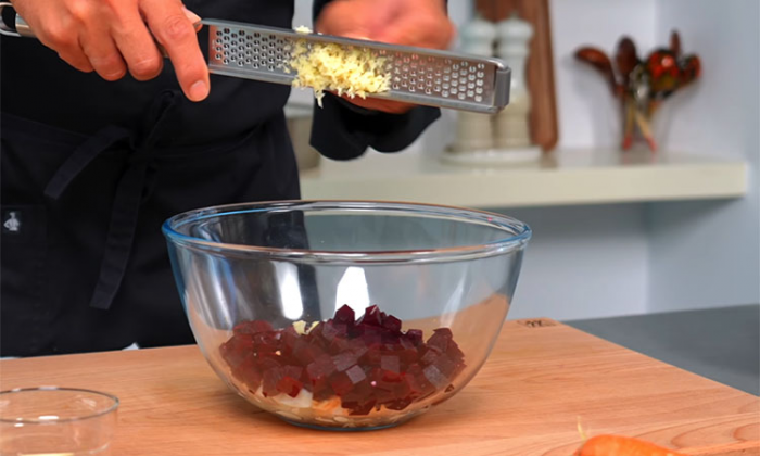 Свекольный салат вкуснее винегрета. Готовится быстро, можно есть хоть каждый день