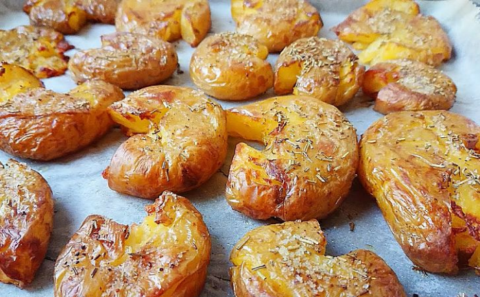 Давленная картошка в духовке. Гарнир разбирают быстрее мяса