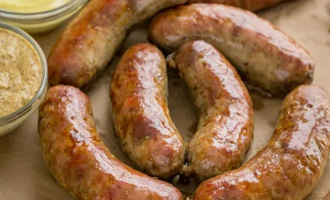 Сардельки по деревенскому рецепту тают во рту: размельчаем мясо и добавляем специй