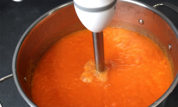 Сок, какой был только в СССР в тех самых трехлитровых банках. Яблочно-морковный, в лучших традициях