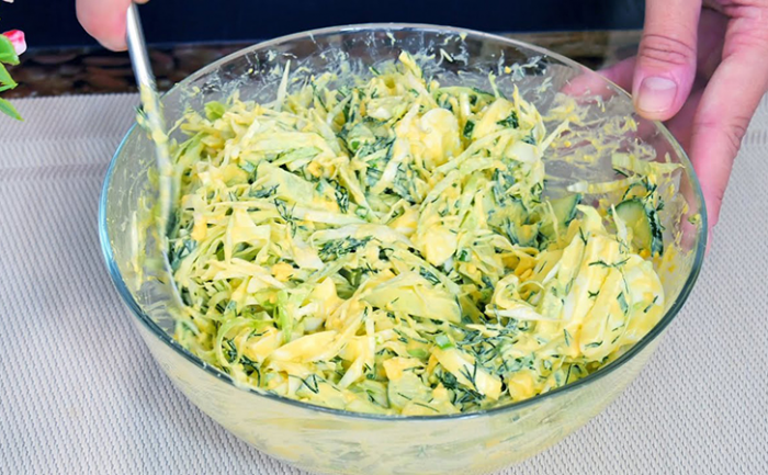 Салат из капусты на скорую руку стал популярнее мяса: тонкость вкуса в заправке из смеси масла и сметаны