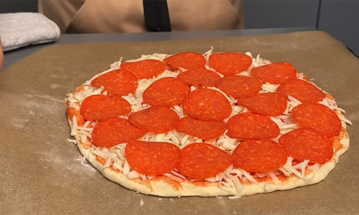 Настоящая пицца Пепперони по итальянскому рецепту. Тесто идеальное: даже если сьесть вечером, тяжести не будет