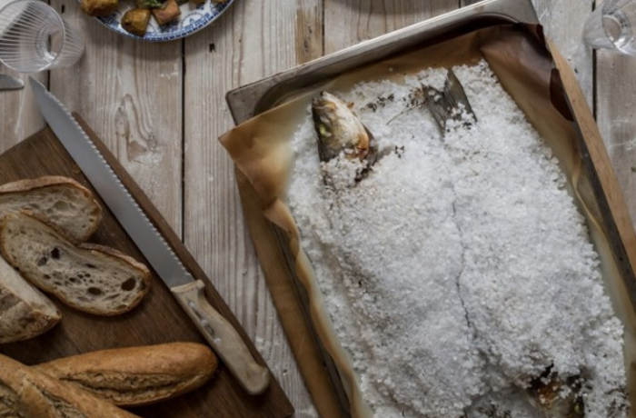 Рыбу не жарим, а ставим в духовку: 10 рецептов от поваров для дома
