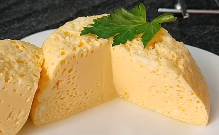 Тепеть у нас всегда получается высокий омлет: нужно всего 2 ингредиента