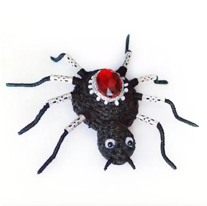 Подарки на Хэллоуин своими руками: вязаный паук крючком