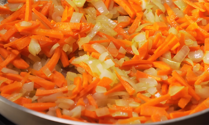 Ленинградский рассольник, за ним очереди стояли. Суп простой, но зато сытнее солянки