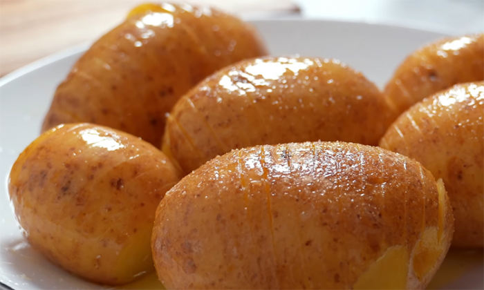 Запекаем картошку гармошкой. Добавляем соус и теперь это уже не гарнир, а главное блюдо