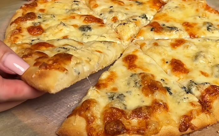 Делаем пиццу в духовке, а получаеится как в дровяной печи. Корочка тонкая и хрустящая