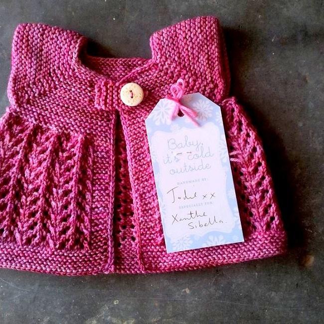 Кофточка для новорожденного спицами. Схема от Kay Squared