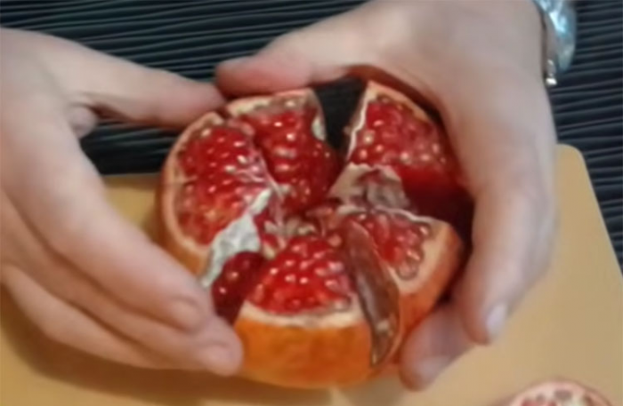 Чистим гранат от кожуры за 30 секунд