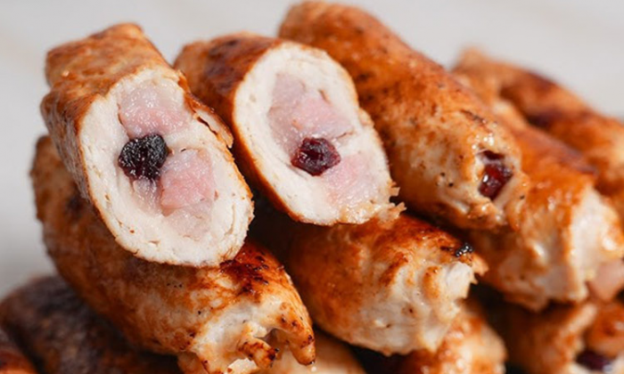 Куриные крученики из филе покоряют с первой пробы. Внутри еще и начинка