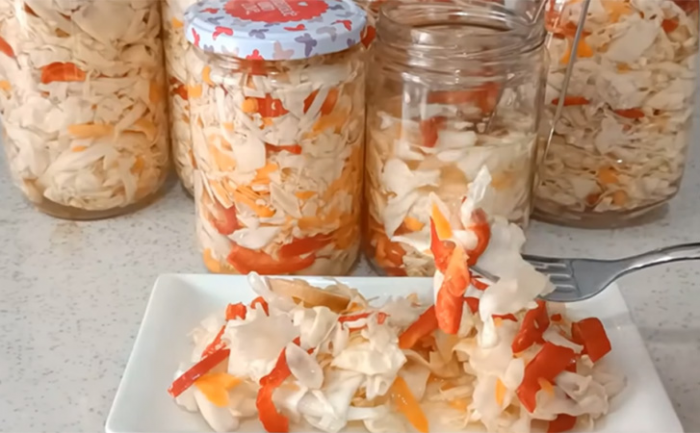 Квашеная капуста в собственном соку. Доходит в банке: через 7 дней идеальный хруст