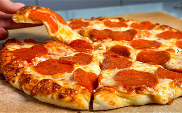 Настоящая пицца Пепперони по итальянскому рецепту. Тесто идеальное: даже если сьесть вечером, тяжести не будет