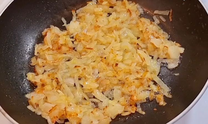 Пожарили соленые огурцы и получили гениальный салат. Делать быстро, 3 ингредиента и не надоедает