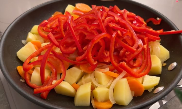 Делаем мясное рагу за 10 минут. Подходит даже для будней и экономит время