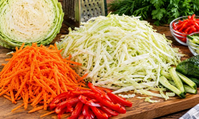 Шикарный осенний салат из капусты: хрустящий, малосольный и готов за полчаса