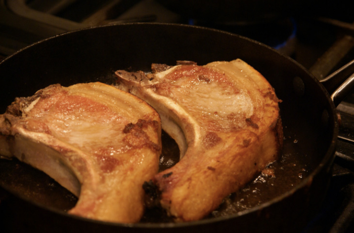 Как приготовить свиные отбивные, чтобы они получились сочными