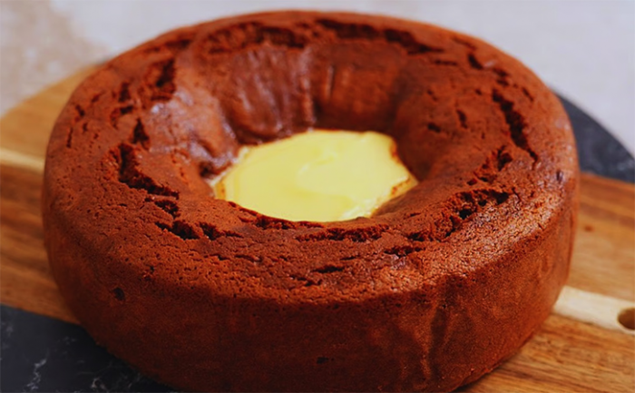 Шедевральный пирог «Вулкан». Он даже выглядит как торт и выпекается сразу с кремом