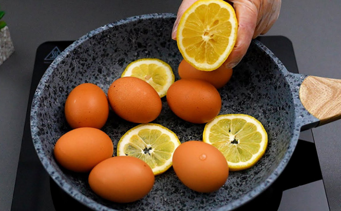 Варим яйца только этим способом: хитрость с лимоном не дает скорлупе треснуть, а потом легко чистятся