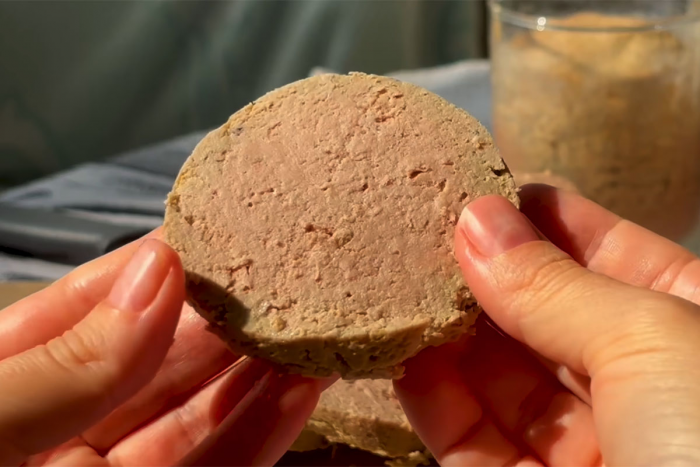 Нежная печеночная колбаса без мясорубки: формуется просто в стакане