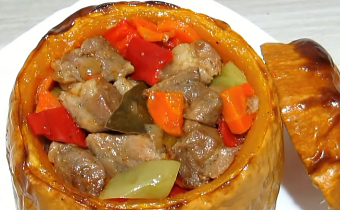 Превращаем тыкву в посуду для рагу и готовим прямо внутри. Получается волшебно