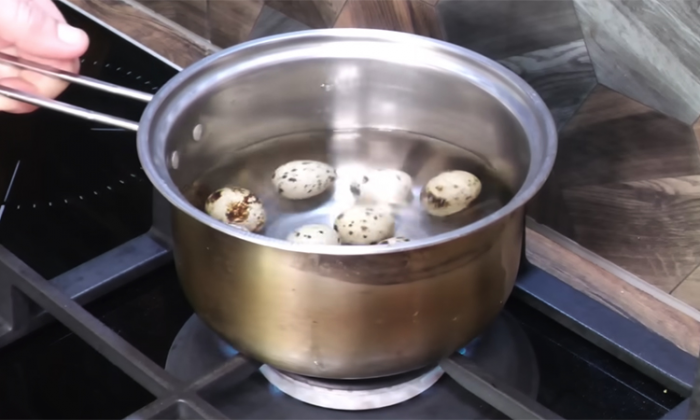 Праздничный салат «Гнездо Глухаря» с порционной подачей: гениальная находка на новогодний стол