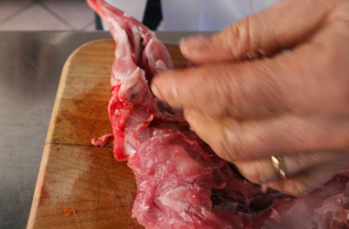 Как удалить из кролика все кости, сохранив цельной тушку