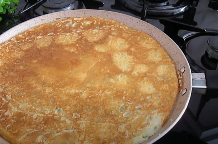 Добавляем в блинное тесто картофель. Добавляет изюминку во вкус и шикарно сочетается с мясной начинкой