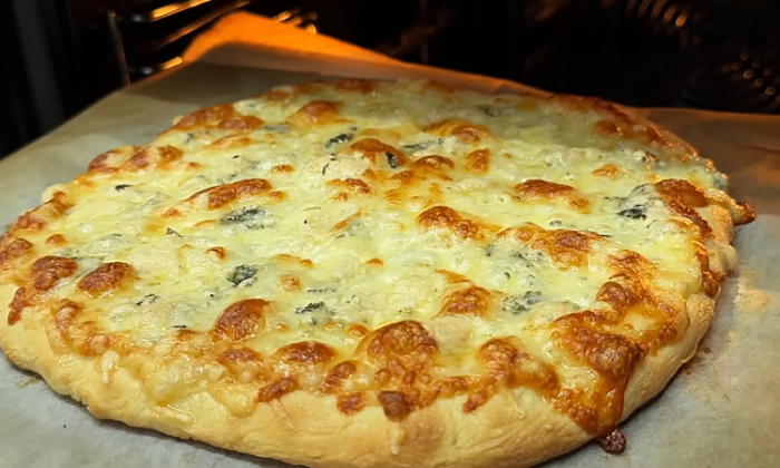 Делаем пиццу в духовке, а получаеится как в дровяной печи. Корочка тонкая и хрустящая