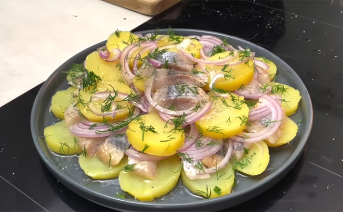 Сельдь и отварная картошка. Но стоит добавить французской заправки и будет как из ресторана