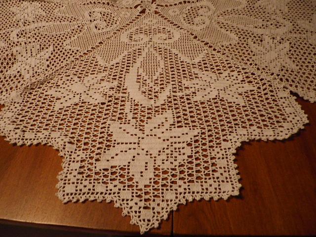 Большая салфетка с нарциссами в филейной технике, связанная крючком