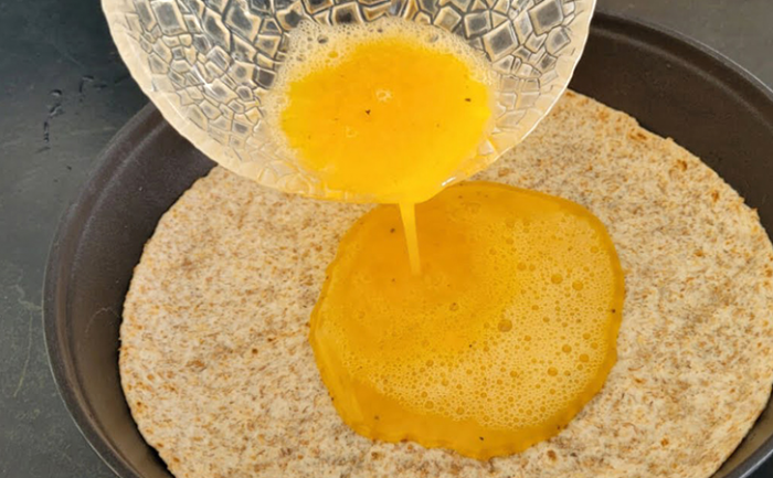 Просто вылейте 2 яйца на лаваш: результат за 5 минут и он вкуснее любой пиццы