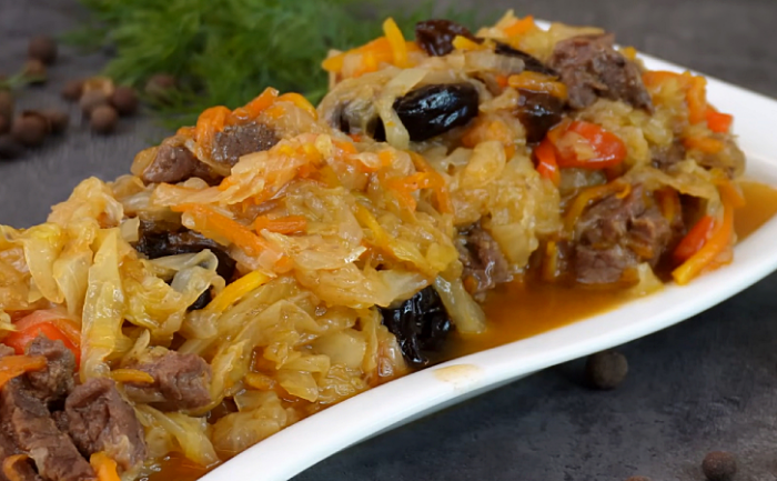 Тушеная капуста с мясом по-новому: добавьте чернослив и получите невероятный вкус