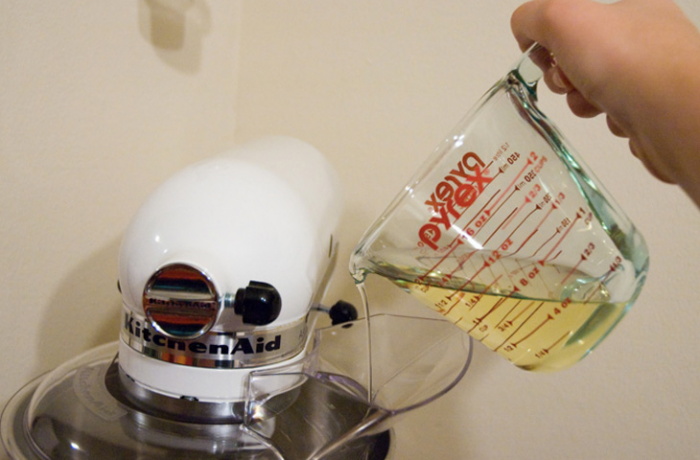 Майонез за 5 минут: смешали желток и масло